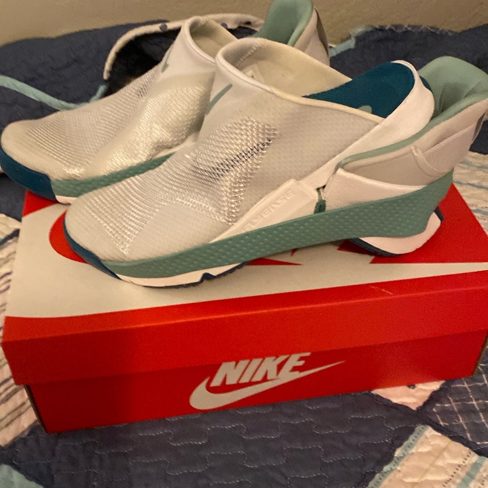 NIKE GO FLYEASE, white / aqua women’s 7.5, new